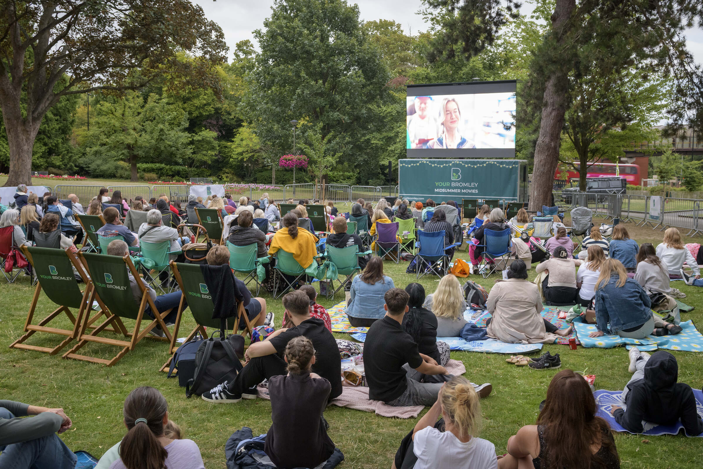 Midsummer Movies – the crowd on the lawn at Queen's Gardens